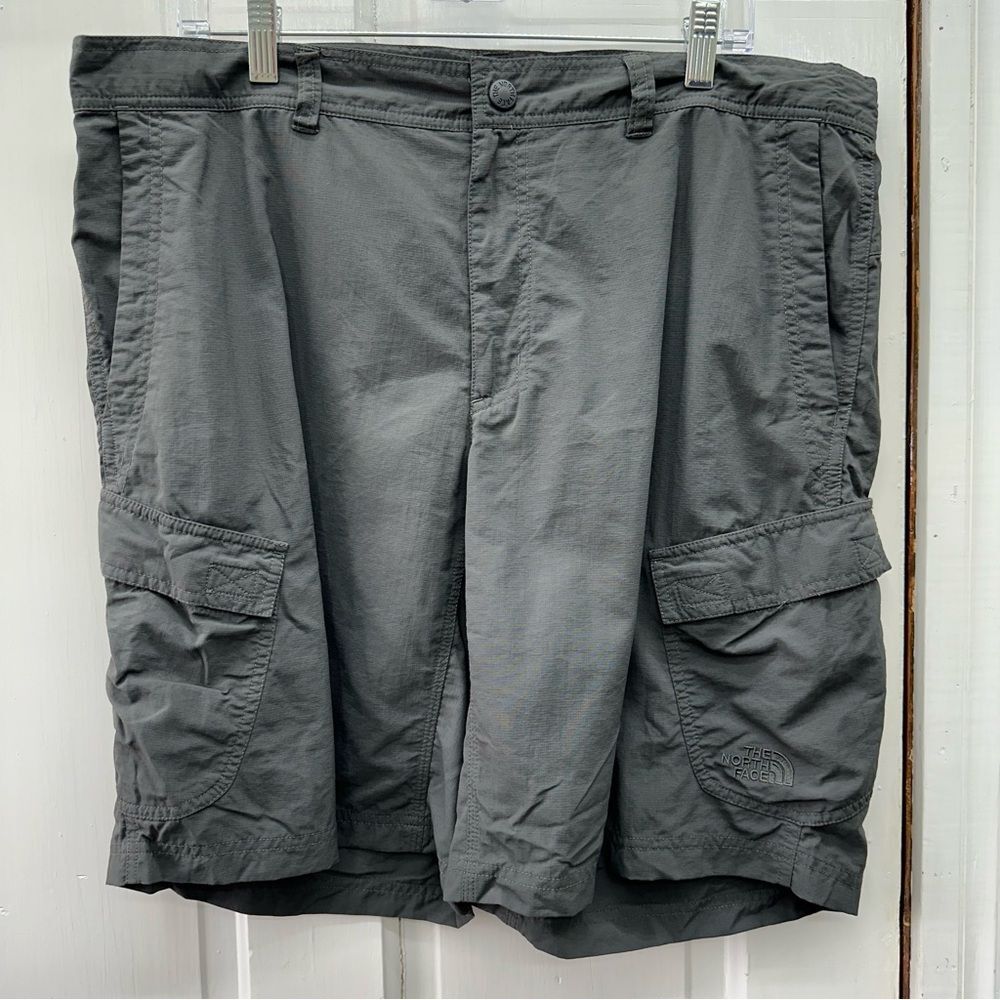 The North Face TNF grey hiking outdoor adventure athletic shorts cargo men's 28.